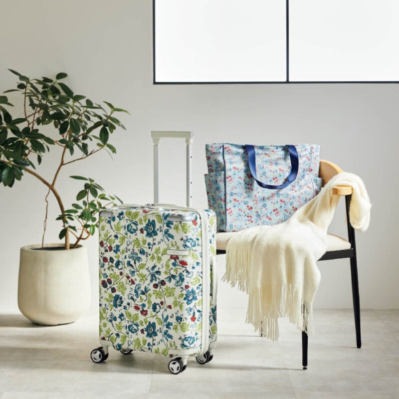 スーツケース［H48×W37×D21：容量約36L］¥81,400（ローラ アシュレイ×サムソナイト）、トラベルトートバッグ［H34.5×W47.5×D14］、ストール［H201×W38.5］（ともにローラ アシュレイ／ワールド プレスインフォメーション）