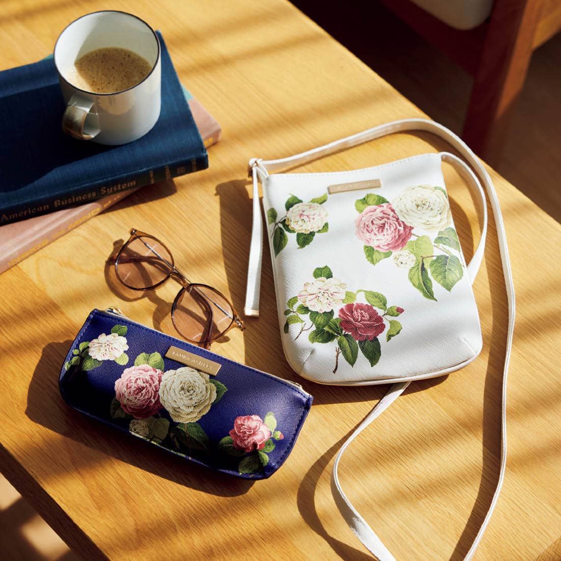 ミニショルダー［H21×W14.5］、グラスケース［H9.5×W19.5］（ともにローラ アシュレイ／ワールド プレスインフォメーション）