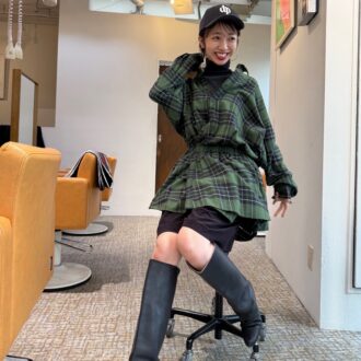 【30代スナップ】丈バランスが絶妙！ シャツワンピ×ショートパンツで作る、今年らしいロングブーツスタイル