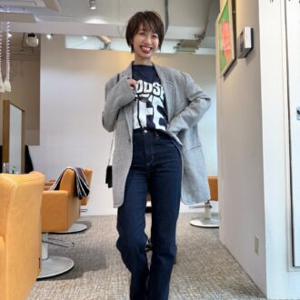 【30代スナップ】ビッグジャケットとポインテッドトゥパンプスできれいめに。クールにまとめたこなれデニムスタイル