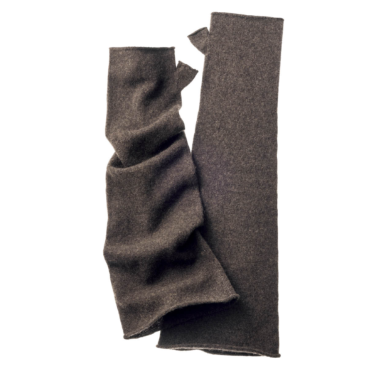 手元にニュアンスを宿すカシミア100％のアームウォーマー。指を出せるフィンガーレスタイプ。¥99,000（ザ・ロウ／ザ・ロウ・ジャパン）