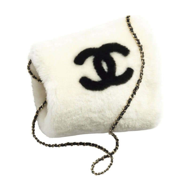 ウィンタースポーツウェアを再解釈した《ココ ネージュ》コレクション。アームウォーマー¥261,800(シャネル/シャネル カスタマー ケア センター)