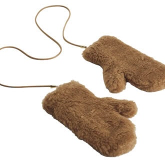 上質なキャメルやアルパカ混のテディベアファブリックを使用。ミトン¥50,600（マックスマーラ／マックスマーラ ジャパン）