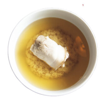 1.温飯（₩12,000）に使用している済州産黒豚のもも肉はやわらかく風味豊か。ごはんは麦飯と白米を8対2でブレンドしている。同じ豚もも肉を使った醤油ポッサムも有名。