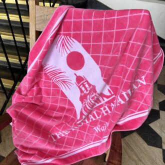 ホテルのイラストがお洒落なホットピンクのビーチタオル（$88）。
