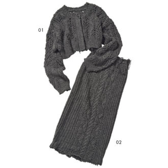 01_ふっくらとしたケーブル編みやショート丈で旬のバランスが叶う。ニットカーディガン￥15,400、02_すっきりシルエットで、カーディガンとセットアップで着ても可愛い。ニットスカート￥14,300（アンヌーク／アンヌーク 新宿ルミネ2店）