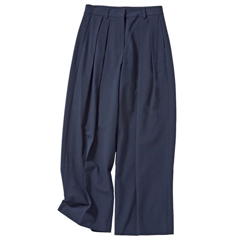 タック入りでキレイなシルエットを構築。ワイドパンツ￥17,050（アンヌーク／アンヌーク 新宿ルミネ2店）