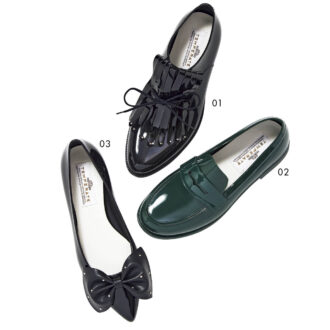 01_キリッとマニッシュな足元が完成。シューズ￥9,900、02_ディープなグリーンがスタイリングを格上げ。ローファー￥8,360、03_ボリュームリボンにスタッズがトッピングされ、理想のフェミニンバランスが叶う。シューズ￥9,350（すべてテンパレイト）