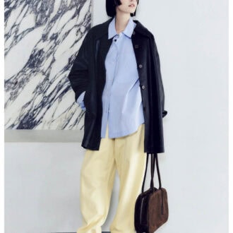 エコレザージャケット￥23,100、シャツ￥13,200、スウェットパンツ￥10,450、バッグ￥14,300、スライドシューズ￥13,200 （すべてアンヌーク／アンヌーク 新宿ルミネ2店） ソックス￥390（無印良品／無印良品 銀座）　パールネックレス￥13,200（インムード）