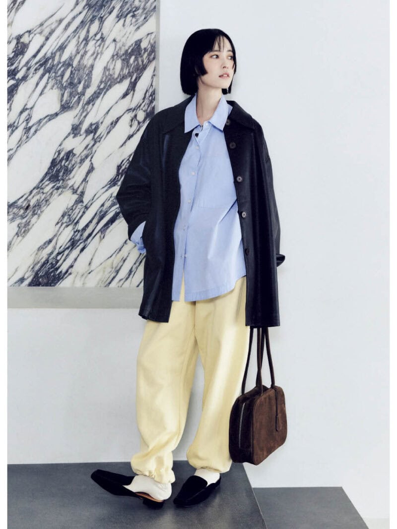 エコレザージャケット¥23,100、シャツ¥13,200、スウェットパンツ¥10,450、バッグ¥14,300、スライドシューズ¥13,200 (すべてアンヌーク/アンヌーク 新宿ルミネ2店) ソックス¥390(無印良品/無印良品 銀座) パールネックレス¥13,200(インムード)