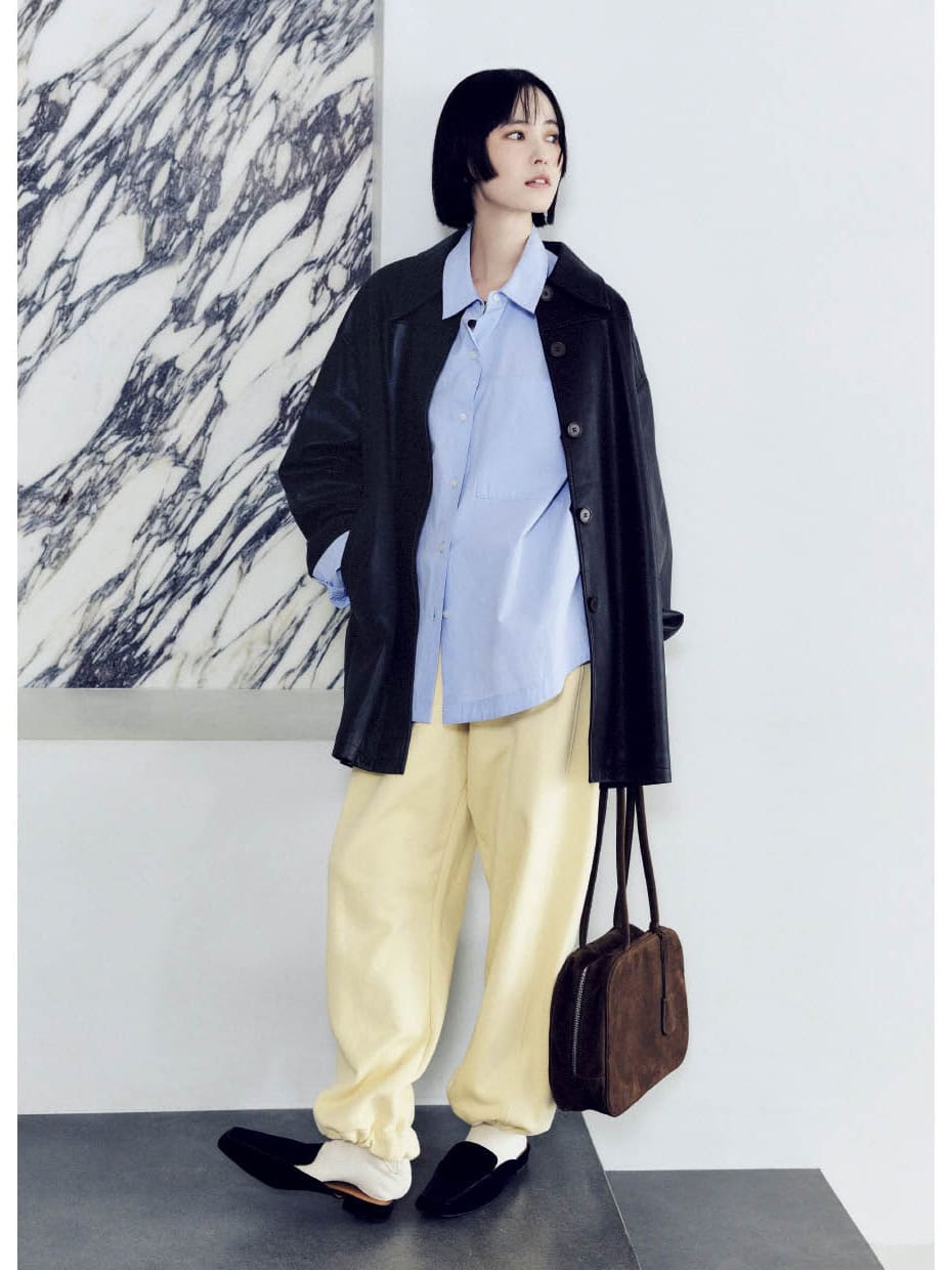 エコレザージャケット￥23,100、シャツ￥13,200、スウェットパンツ￥10,450、バッグ￥14,300、スライドシューズ￥13,200 （すべてアンヌーク／アンヌーク 新宿ルミネ2店） ソックス￥390（無印良品／無印良品 銀座）　パールネックレス￥13,200（インムード）