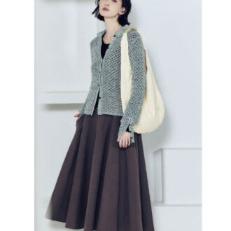 ニットカーディガン¥19,800、トップス¥12,100、スカート¥19,800、バッグ¥7,480、シューズ¥19,800(すべてマノフ/クラネデザイン) ピアス¥4,400(ダナエ∴/ススプレス)