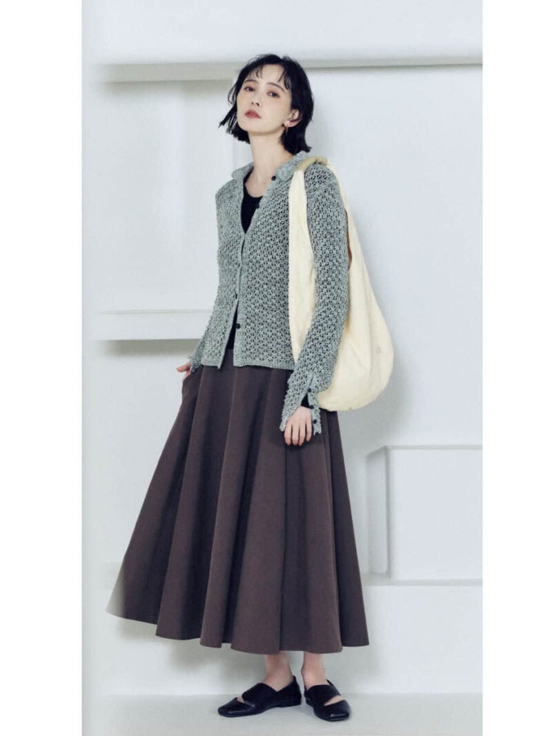 ニットカーディガン¥19,800、トップス¥12,100、スカート¥19,800、バッグ¥7,480、シューズ¥19,800(すべてマノフ/クラネデザイン) ピアス¥4,400(ダナエ∴/ススプレス)