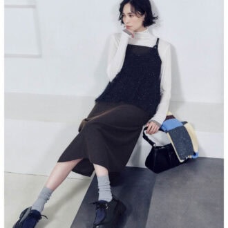 タートルネックプルオーバー￥6,930、ワンピース￥12,980、キャミソール￥8,910、バッグ￥7,920、ソックス￥1,760（すべてグリーンレーベル リラクシング／ユナイテッドアローズ グリーンレーベル リラクシング ルミネ有楽町店） 手に持ったマフラー￥3,520（シテン）、シューズ￥14,960（シー ユナイテッドアローズ／ともにユナイテッドアローズ カスタマーサービスデスク）