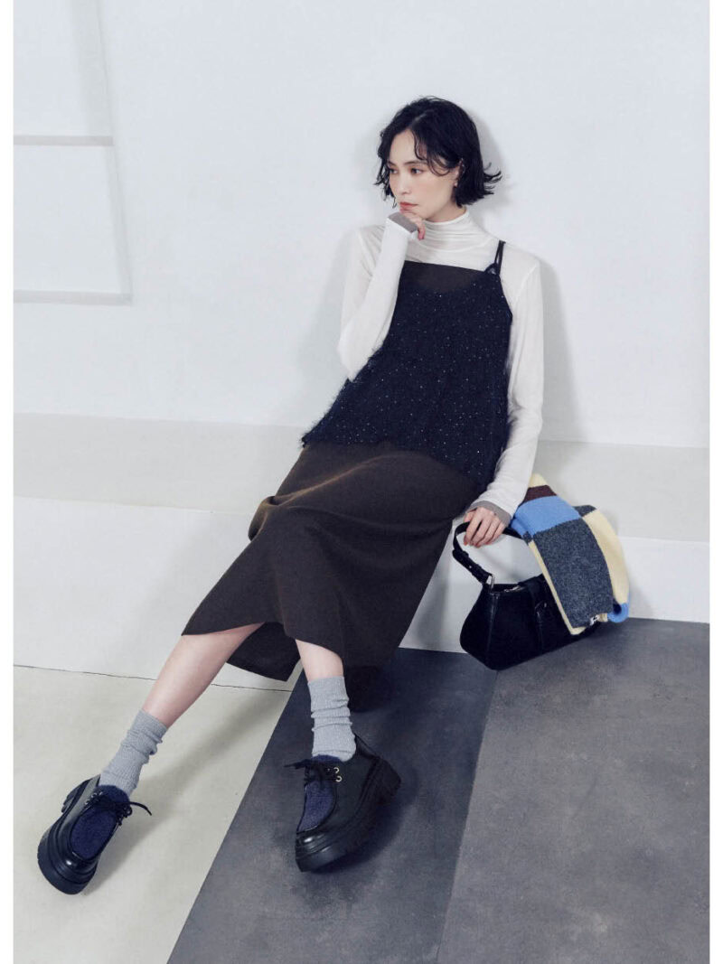 タートルネックプルオーバー¥6,930、ワンピース¥12,980、キャミソール¥8,910、バッグ¥7,920、ソックス¥1,760(すべてグリーンレーベル リラクシング/ユナイテッドアローズ グリーンレーベル リラクシング ルミネ有楽町店) 手に持ったマフラー¥3,520(シテン)、シューズ¥14,960(シー ユナイテッドアローズ/ともにユナイテッドアローズ カスタマーサービスデスク)