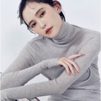 （右耳）ハートイヤカフ￥1,980、（左耳）セットイヤカフ￥1,980（ともにゴールディ）　タートルトップス￥13,200（ソージュ／ソージュ オンラインストア）