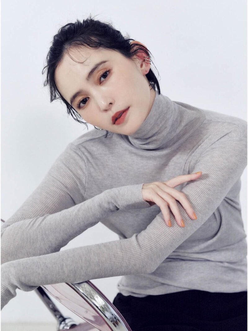 (右耳)ハートイヤカフ¥1,980、(左耳)セットイヤカフ¥1,980(ともにゴールディ) タートルトップス¥13,200(ソージュ/ソージュ オンラインストア)