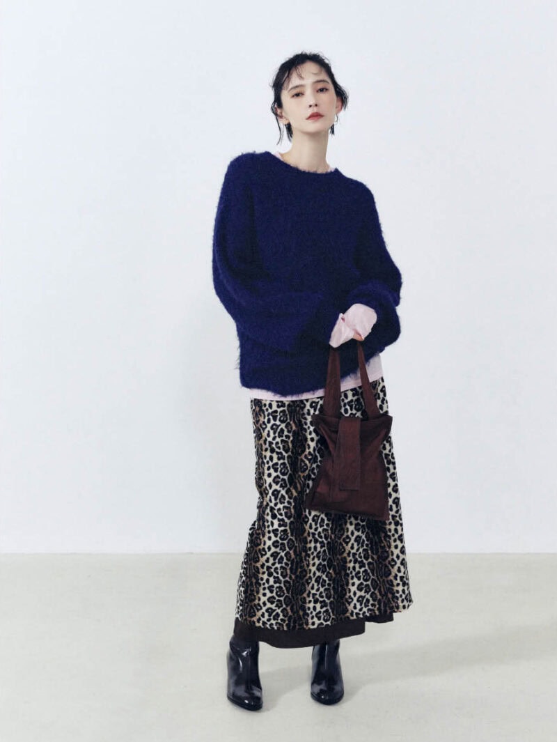 ニット¥4,620、中に着たピンクシアーカットソー¥2,860(ともにアンティローザホリデー)、スカート¥9,900(ヤエ/すべてアンティローザ) バッグ¥4,400(イッチ) ブーツ¥17,930(シー ユナイテッドアローズ/ユナイテッドアローズ カスタマーサービスデスク)