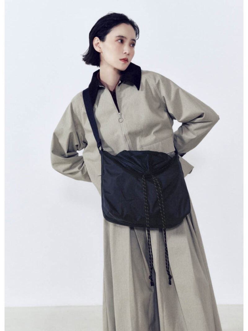 バッグ¥16,500(リンク) ジャケット¥11,000、スカート¥7,990(ともにザ ショップ ティーケー)、中に着たシャツ¥7,920(クロエンス/すべてワールド プレスインフォメーション)