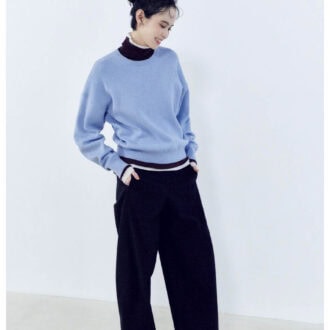 スムースコットンクルーネックセーター￥3,990、ヒートテックタートルネック 各￥2,290（すべてユニクロ：シー）、ジャージーバレルレッグパンツ￥3,990（ユニクロ／すべてユニクロ）　ビットローファー￥2,990（ジーユー）　ピアス￥4,400（ダナエ∴／ススプレス）　