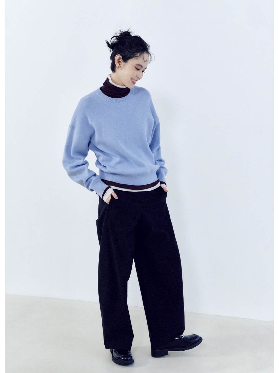 スムースコットンクルーネックセーター￥3,990、ヒートテックタートルネック 各￥2,290（すべてユニクロ：シー）、ジャージーバレルレッグパンツ￥3,990（ユニクロ／すべてユニクロ）　ビットローファー￥2,990（ジーユー）　ピアス￥4,400（ダナエ∴／ススプレス）　