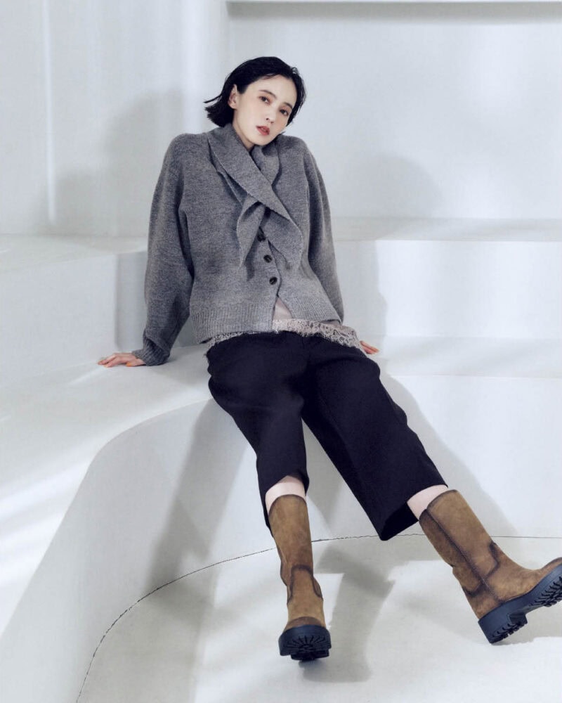 ストール付きニットカーディガン¥9,990、レースキャミソール¥7,990、バミューダパンツ¥7,990、ミドルブーツ¥17,990(すべてザラ/ザラ カスタマーサービス)