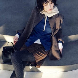 ウールショートコート￥12,900、シアータートル長袖Tシャツ￥2,490、洗えるウールハイゲージクルーネックカーディガン￥3,990、ストレッチ起毛スコート￥4,990、バラクラバ￥2,990、タイツ￥1,490、巾着バッグ￥7,990、ストラップリボンフラットシューズ￥2,990（すべて無印良品／無印良品 銀座）