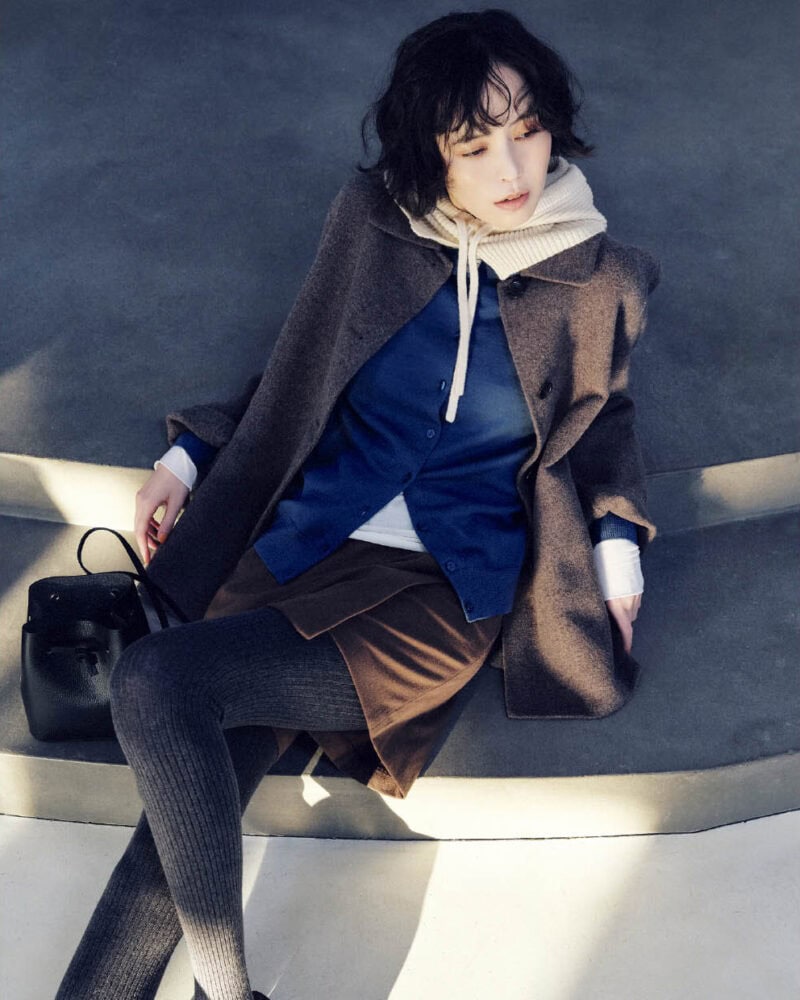 ウールショートコート￥12,900、シアータートル長袖Tシャツ￥2,490、洗えるウールハイゲージクルーネックカーディガン￥3,990、ストレッチ起毛スコート￥4,990、バラクラバ￥2,990、タイツ￥1,490、巾着バッグ￥7,990、ストラップリボンフラットシューズ￥2,990（すべて無印良品／無印良品 銀座）