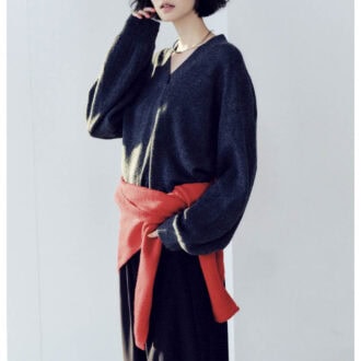 ニット￥11,000、パンツ￥11,000、ニットマルチスカーフ￥9,000（すべてスタジオ ドー）　チョーカー￥3,630（ダナエ∴／ススプレス）