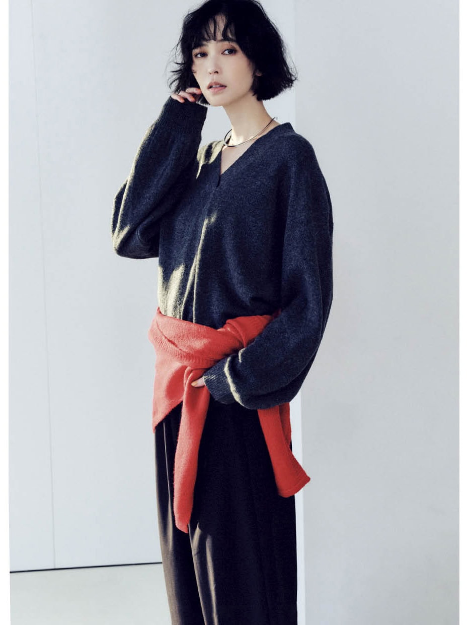 ニット￥11,000、パンツ￥11,000、ニットマルチスカーフ￥9,000（すべてスタジオ ドー）　チョーカー￥3,630（ダナエ∴／ススプレス）