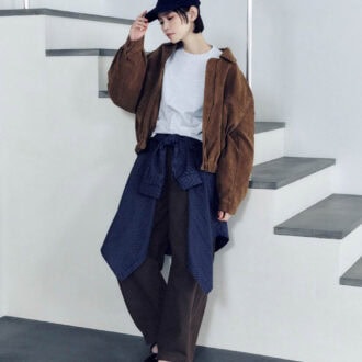 スエードライクジャケット￥14,900、スウェットプルオーバー￥6,400、腰に巻いたチェックシャツ￥7,400、パンツ￥7,900、キャップ￥5,900（すべてNOKCHA）　シューズ￥11,500（ル タロン／ル タロン 有楽町マルイ店）