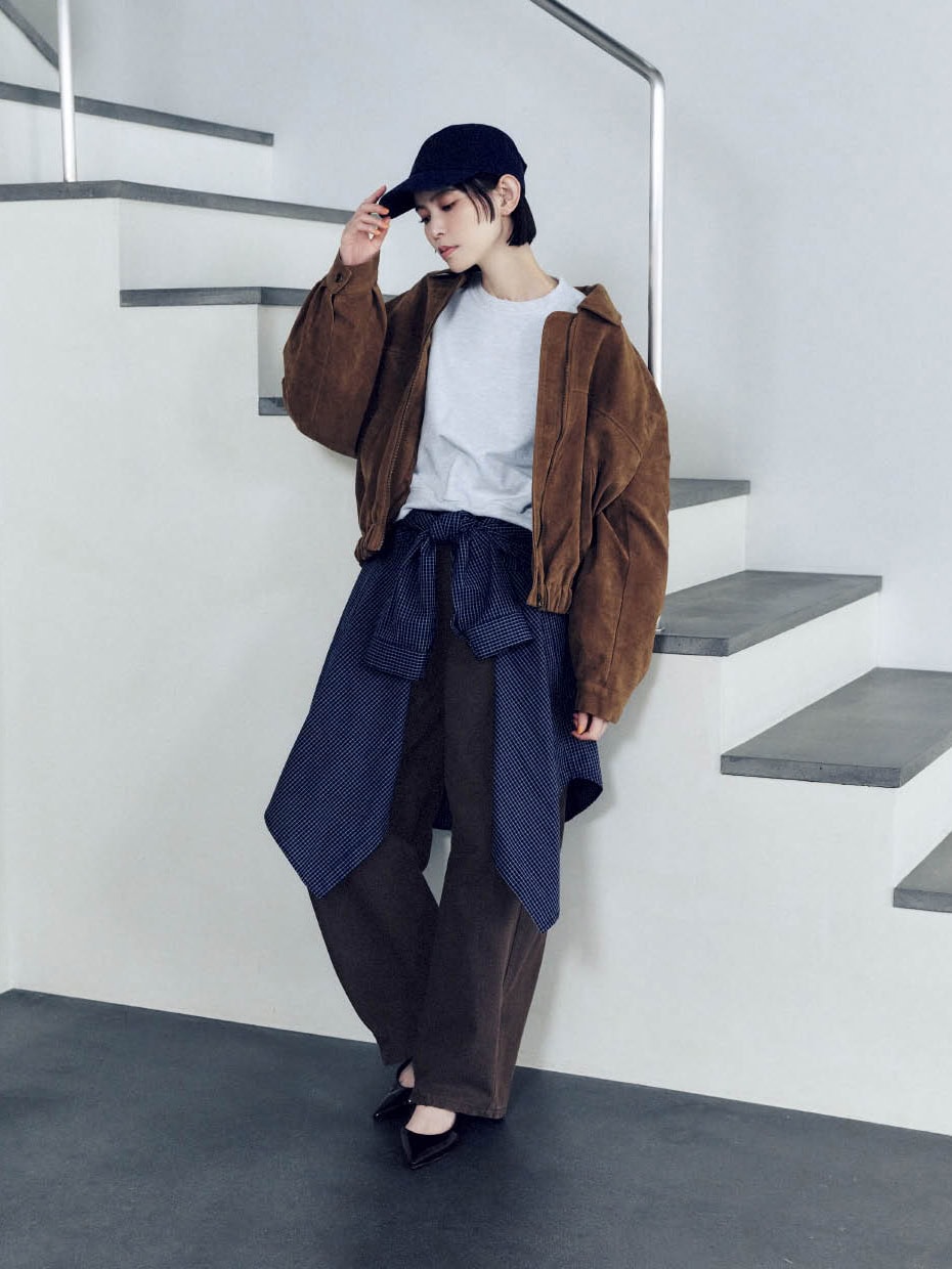 スエードライクジャケット￥14,900、スウェットプルオーバー￥6,400、腰に巻いたチェックシャツ￥7,400、パンツ￥7,900、キャップ￥5,900（すべてNOKCHA）　シューズ￥11,500（ル タロン／ル タロン 有楽町マルイ店）