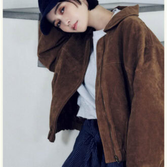 スエードライクジャケット￥14,900、スウェットプルオーバー￥6,400、腰に巻いたチェックシャツ￥7,400、パンツ￥7,900、キャップ￥5,900（すべてNOKCHA）　シューズ￥11,500（ル タロン／ル タロン 有楽町マルイ店）