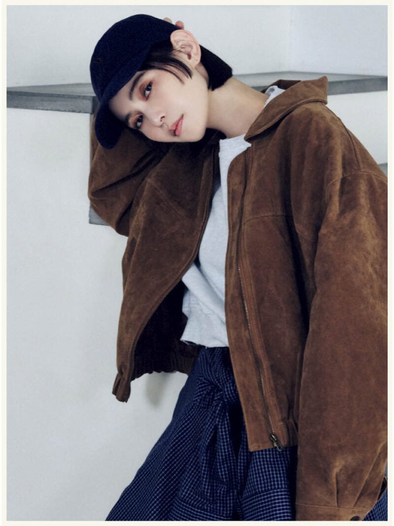 スエードライクジャケット￥14,900、スウェットプルオーバー￥6,400、腰に巻いたチェックシャツ￥7,400、パンツ￥7,900、キャップ￥5,900（すべてNOKCHA）　シューズ￥11,500（ル タロン／ル タロン 有楽町マルイ店）