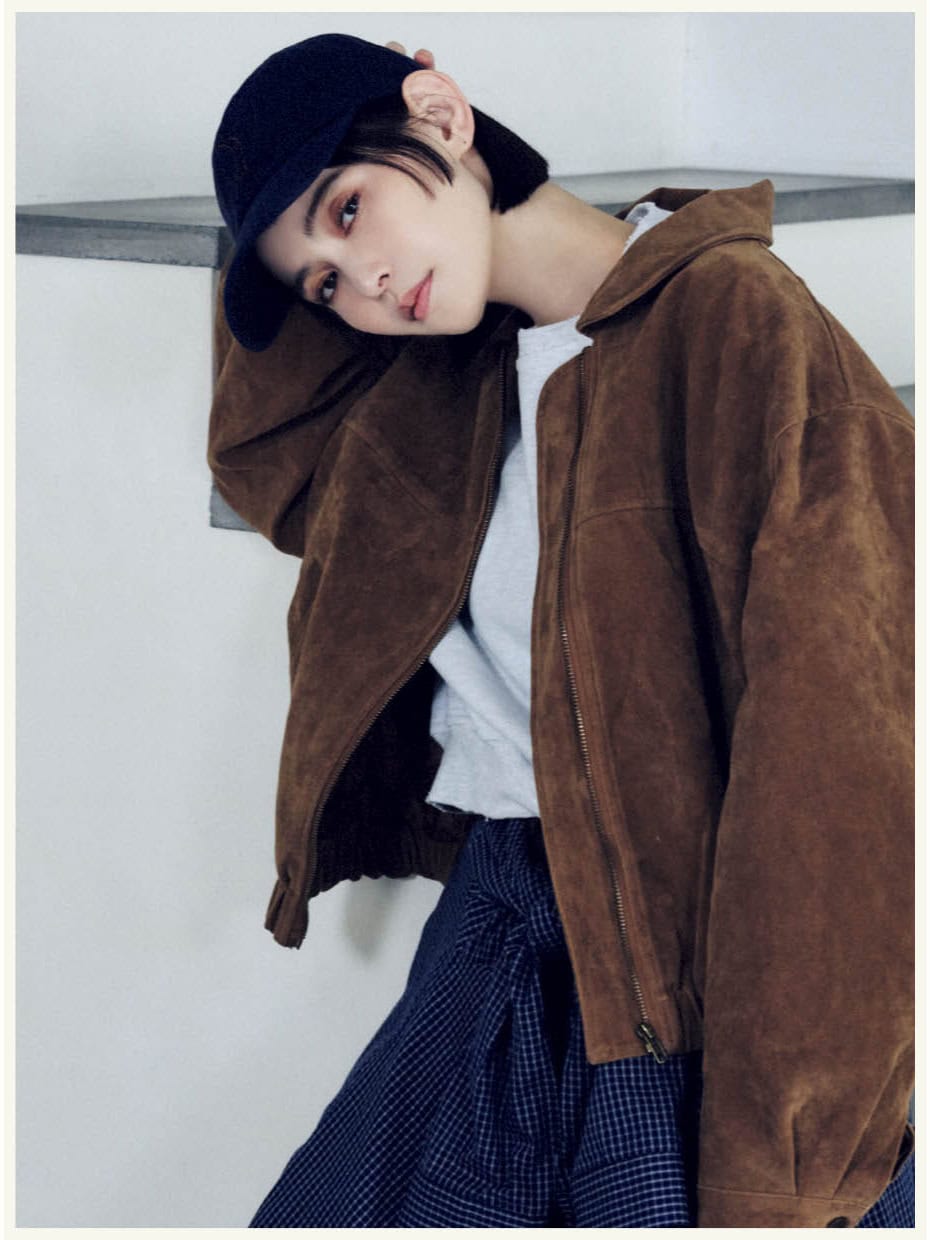 スエードライクジャケット￥14,900、スウェットプルオーバー￥6,400、腰に巻いたチェックシャツ￥7,400、パンツ￥7,900、キャップ￥5,900（すべてNOKCHA）　シューズ￥11,500（ル タロン／ル タロン 有楽町マルイ店）