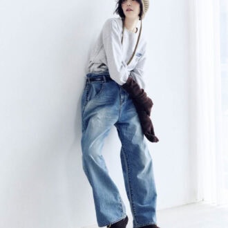 スウェットプルオーバー￥9,350、ウエストデザインデニムパンツ※1月発売予定 ￥22,000、ベルト￥6,600、アームウォーマー※ニットスカーフとセット￥11,000、ビーニー￥5,500（すべてアングリッド）　シューズ￥14,300（ル タロン／ル タロン 有楽町マルイ店）