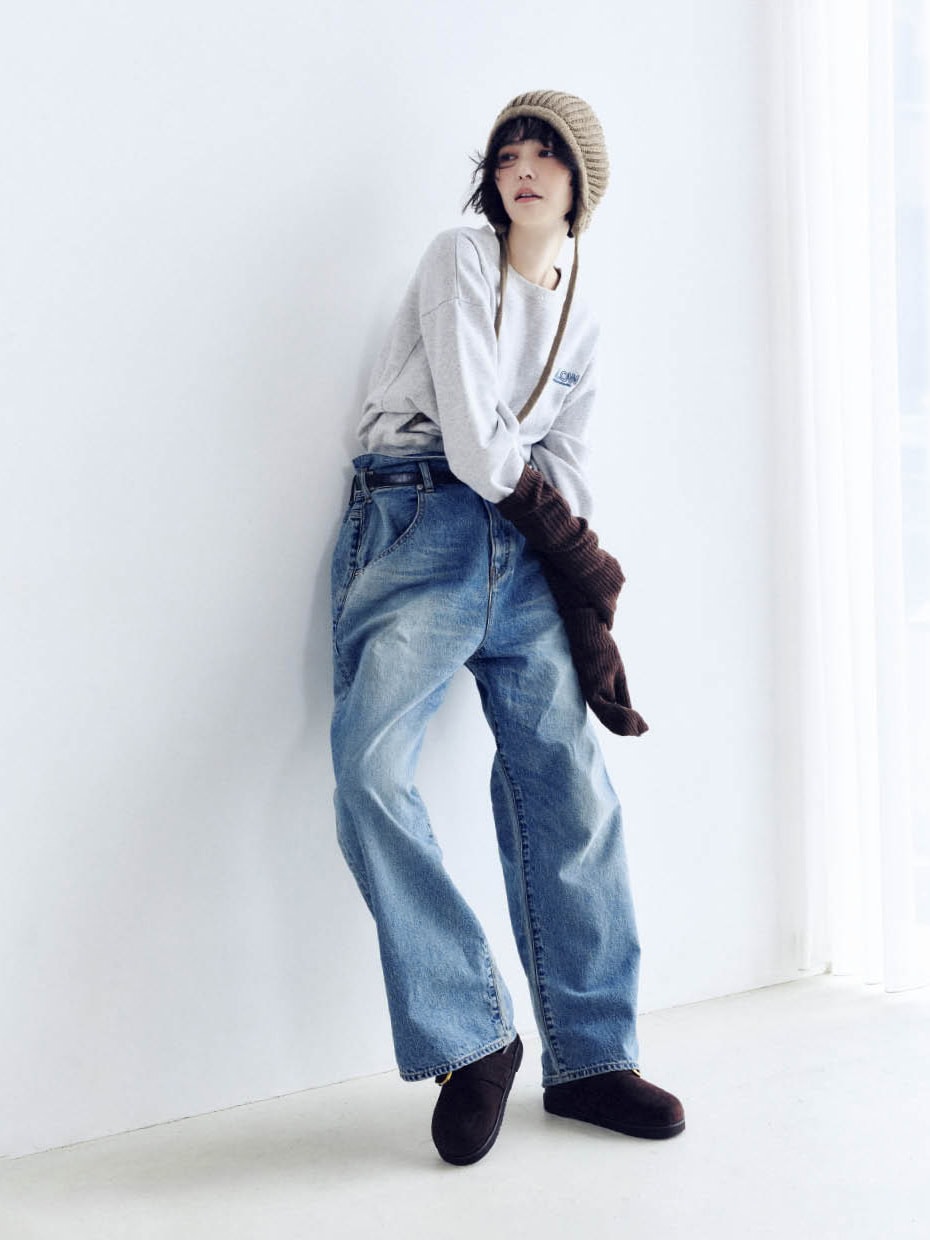 スウェットプルオーバー￥9,350、ウエストデザインデニムパンツ※1月発売予定 ￥22,000、ベルト￥6,600、アームウォーマー※ニットスカーフとセット￥11,000、ビーニー￥5,500（すべてアングリッド）　シューズ￥14,300（ル タロン／ル タロン 有楽町マルイ店）