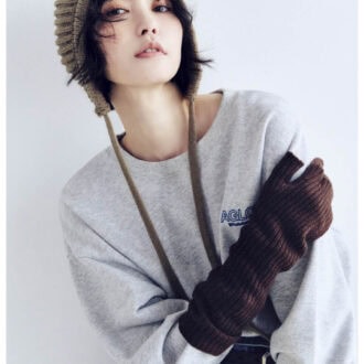 スウェットプルオーバー￥9,350、ウエストデザインデニムパンツ※1月発売予定 ￥22,000、ベルト￥6,600、アームウォーマー※ニットスカーフとセット￥11,000、ビーニー￥5,500（すべてアングリッド）　シューズ￥14,300（ル タロン／ル タロン 有楽町マルイ店）