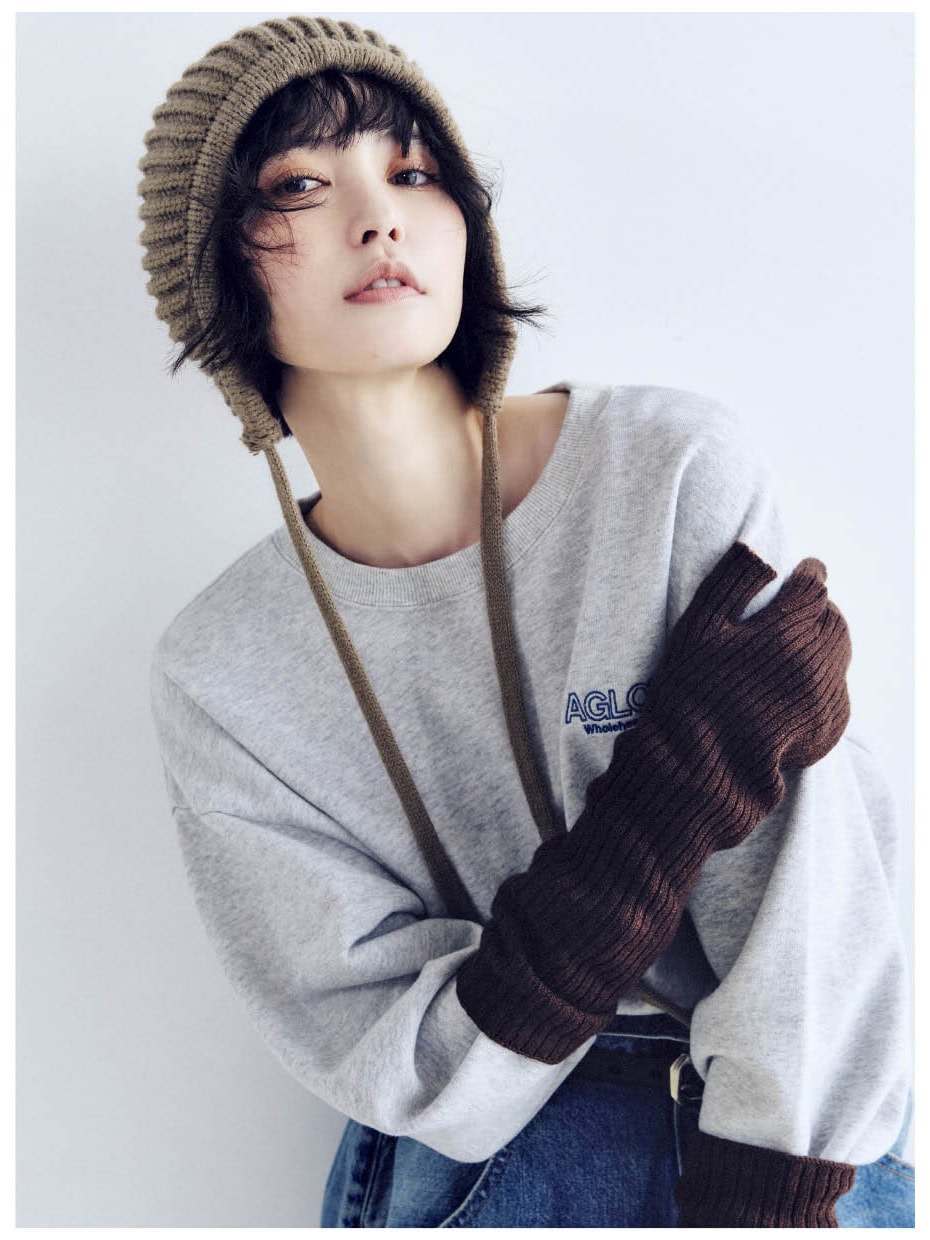 スウェットプルオーバー￥9,350、ウエストデザインデニムパンツ※1月発売予定 ￥22,000、ベルト￥6,600、アームウォーマー※ニットスカーフとセット￥11,000、ビーニー￥5,500（すべてアングリッド）　シューズ￥14,300（ル タロン／ル タロン 有楽町マルイ店）