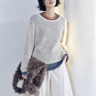 ニット￥9,900、ボーダーニット￥6,930、パンツ￥9,900、ファーバッグ￥4,950（すべてラヴィッシュゲート） ネックレス￥1,980（ギウノン／アンティローザ）