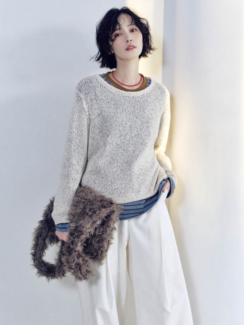 ニット¥9,900、ボーダーニット¥6,930、パンツ¥9,900、ファーバッグ¥4,950(すべてラヴィッシュゲート) ネックレス¥1,980(ギウノン/アンティローザ)