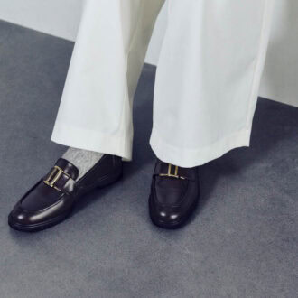 パンツ￥9,900（ラヴィッシュゲート） ソックス￥990（無印良品／無印良品 銀座） ローファー￥24,200（ル タロン／ル タロン 有楽町マルイ店）
