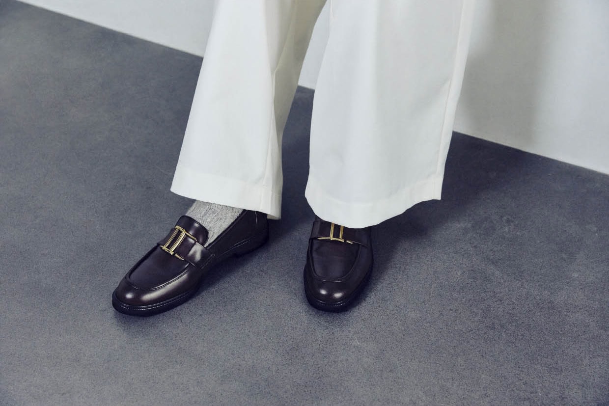 パンツ￥9,900（ラヴィッシュゲート） ソックス￥990（無印良品／無印良品 銀座） ローファー￥24,200（ル タロン／ル タロン 有楽町マルイ店）