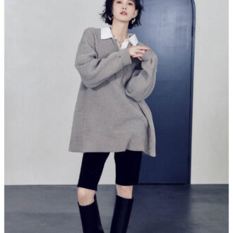 シャツワンピース¥9,350、バイカーパンツ¥7,150(ともにスタイルミキサー) ネックレス¥4,730(ダナエ∴/ススプレス) ピアス¥16,500(インムード) ブーツ¥19,800(ル タロン/ル タロン 有楽町マルイ店)