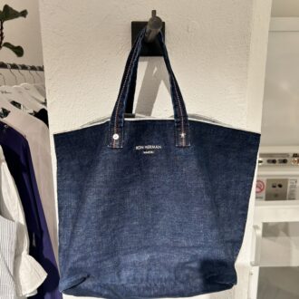 ブルーデニムのバッグ