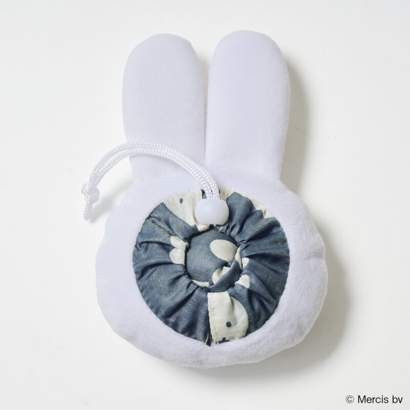 巾着タイプのデザインで小さくまとめられる