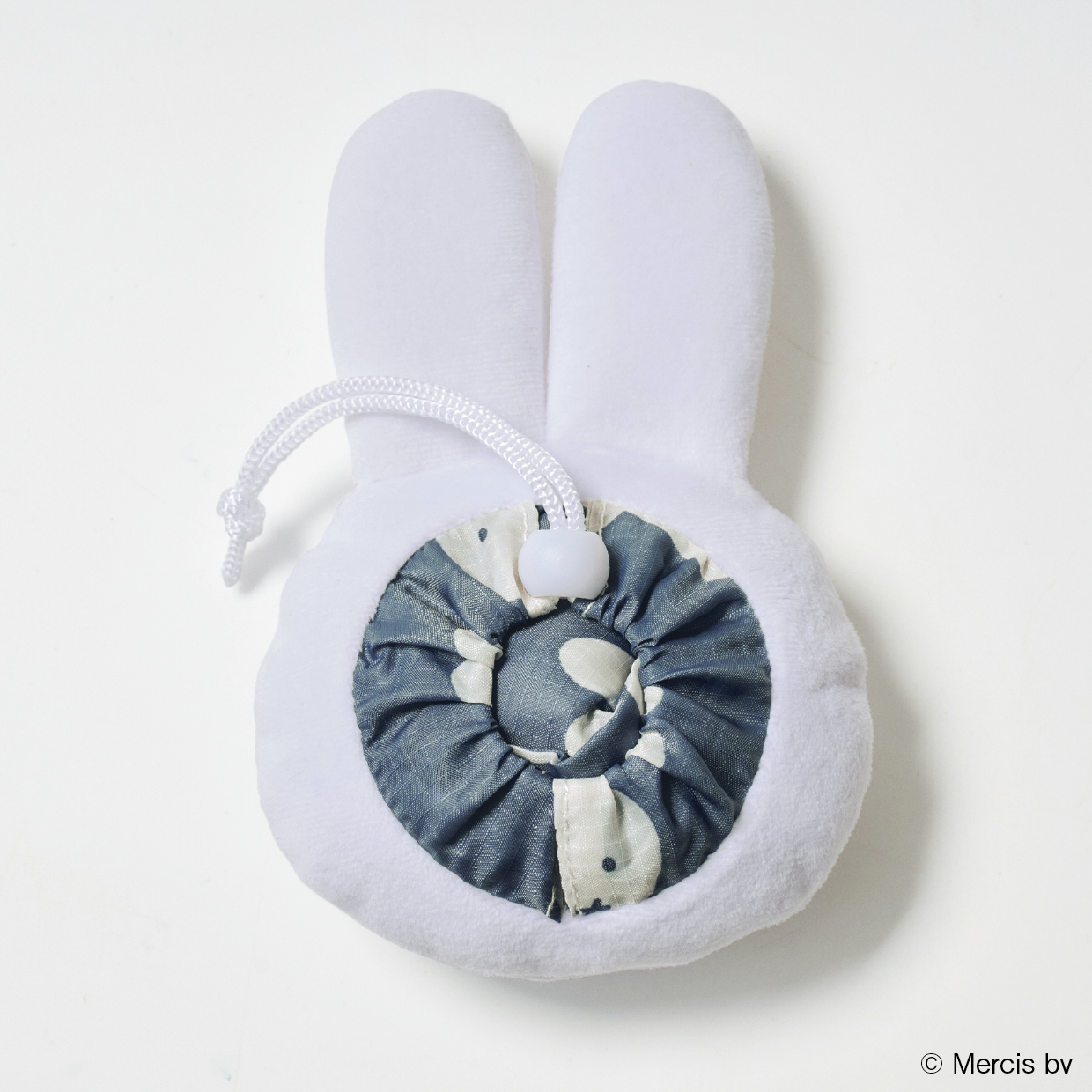 巾着タイプのデザインで小さくまとめられる