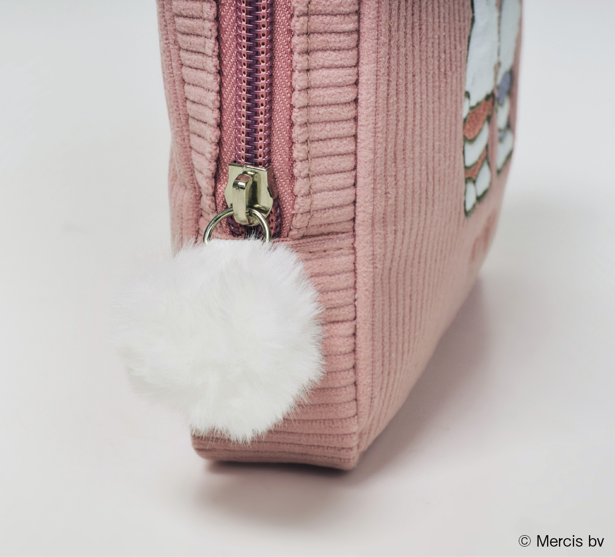 引き手部分のふわふわな白いファーが可愛い