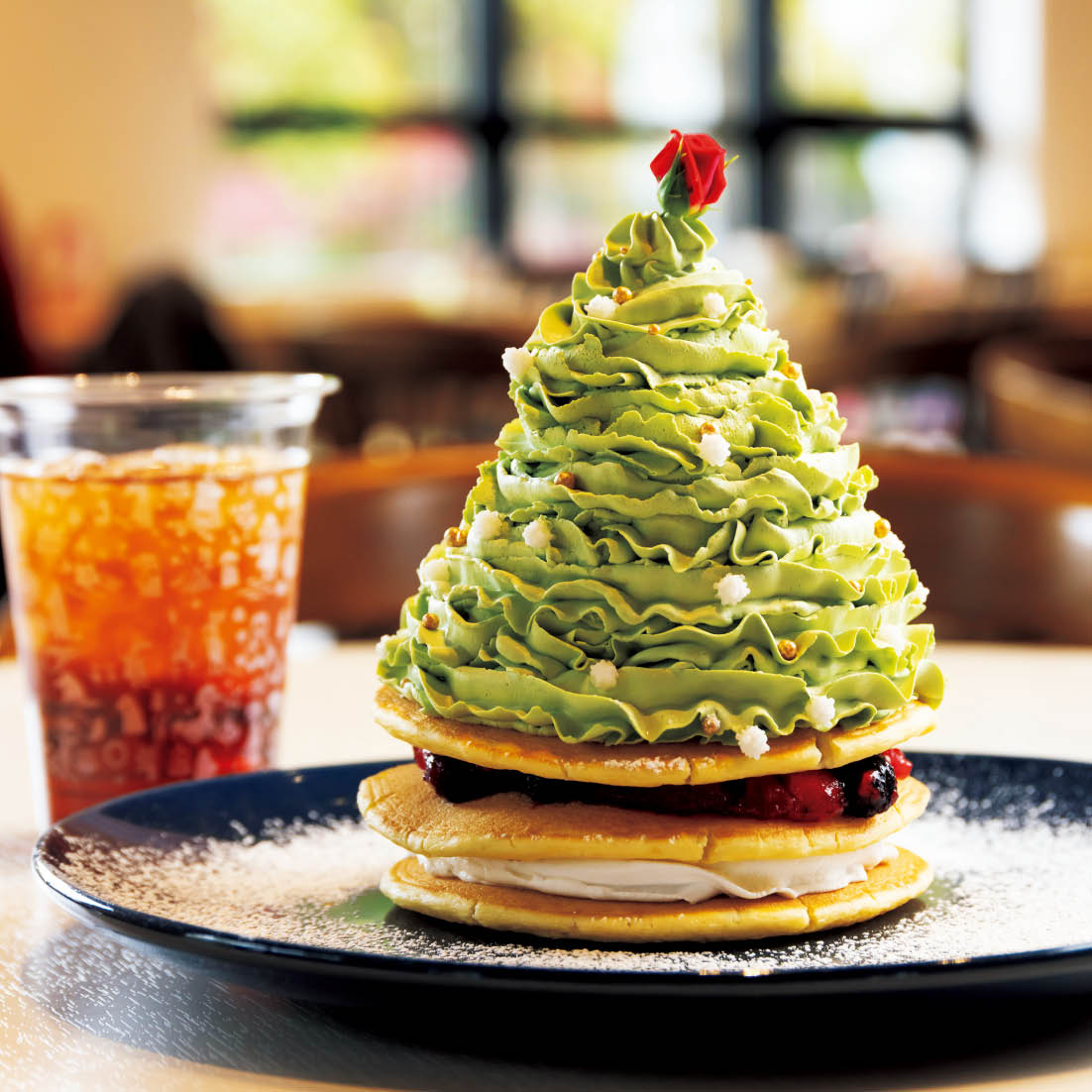 「抹茶ホイップにきらきらの金平糖がアクセント」ムーミンたちのクリスマスツリーパンケーキ ドリンクセット￥2,620、単品￥2,400（レットゥラ ラウンジにて販売）