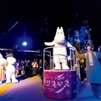 ムーミン屋敷の前で行われる「ムーミン谷のルミナスナイトショー